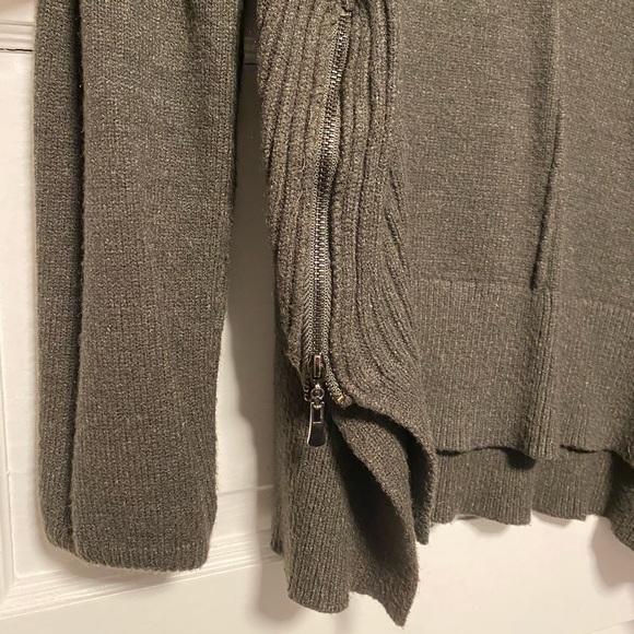 Dark green long sleeve from m boutique - Picture 2 of 3